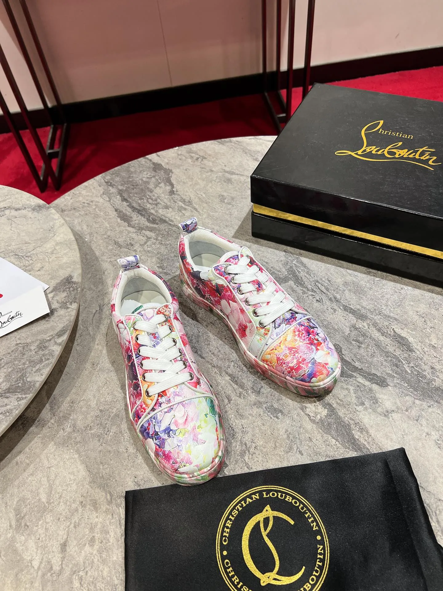 👟👟Ex-factory price 680👟👟 ╔Low-top back printed pink and white model╗ ·Top version customization·²⁰²²𝐬𝐬 𝑪𝒉𝒓𝒊𝒔𝒕𝒊𝒂𝒏 𝑳𝒐𝒖𝒃𝒐𝒖𝒕𝒊𝒏 ▪️No matter the last shape, fabric, diamonds, nails, lining, outsole, they are as close as possible to ZP... ▪️The original sole is specially provided by the original factory ▪️The lining is imported water-dyed cowhide ▪️Private customization time is about 3-7 days —————— Size: Women's 35M-41M Men's 38M-47M, half size can be customized